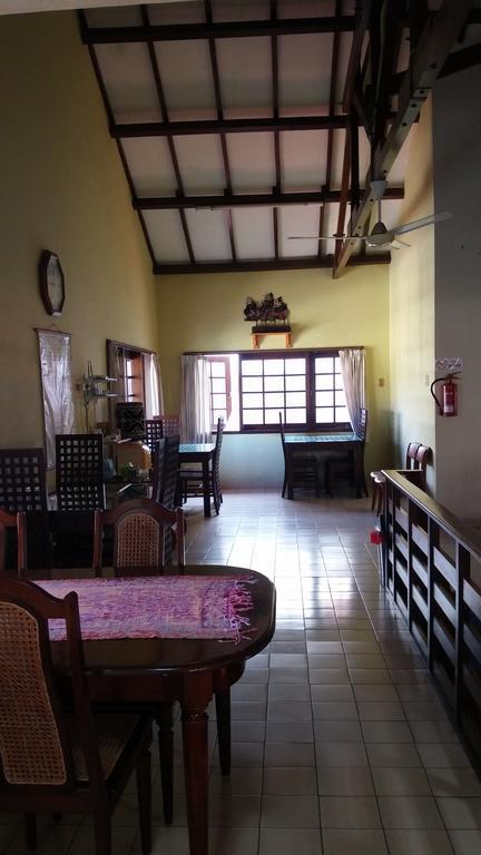 Peye Guesthouse Malang Exterior photo
