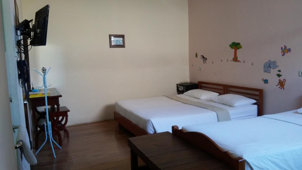 Peye Guesthouse Malang Exterior photo
