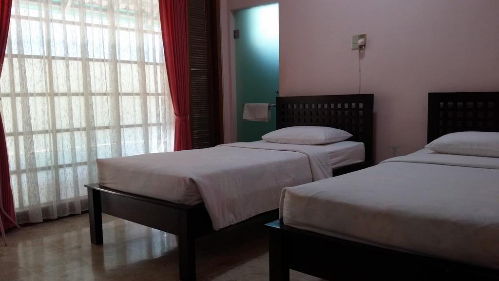 Peye Guesthouse Malang Exterior photo