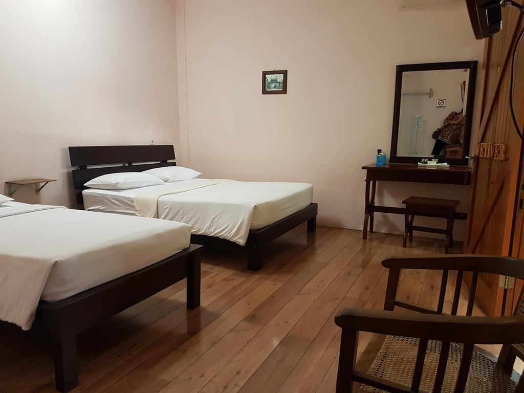 Peye Guesthouse Malang Exterior photo