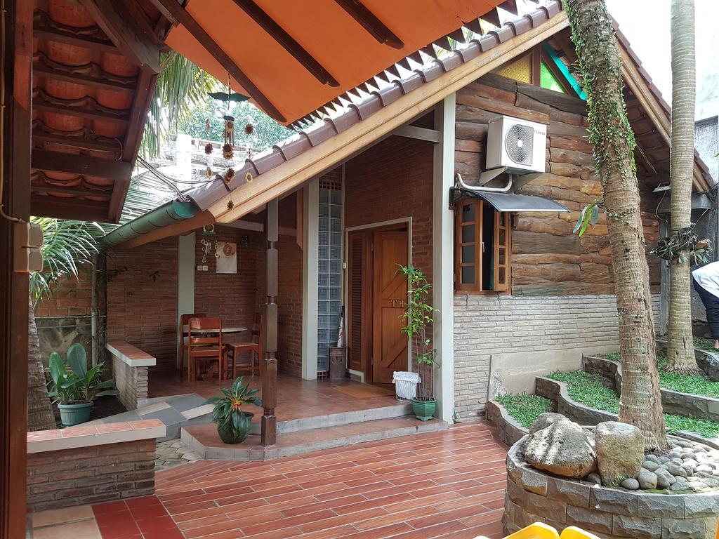 Peye Guesthouse Malang Exterior photo