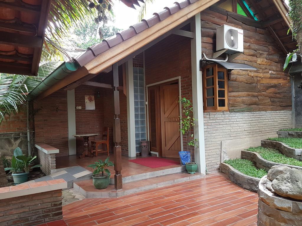 Peye Guesthouse Malang Exterior photo