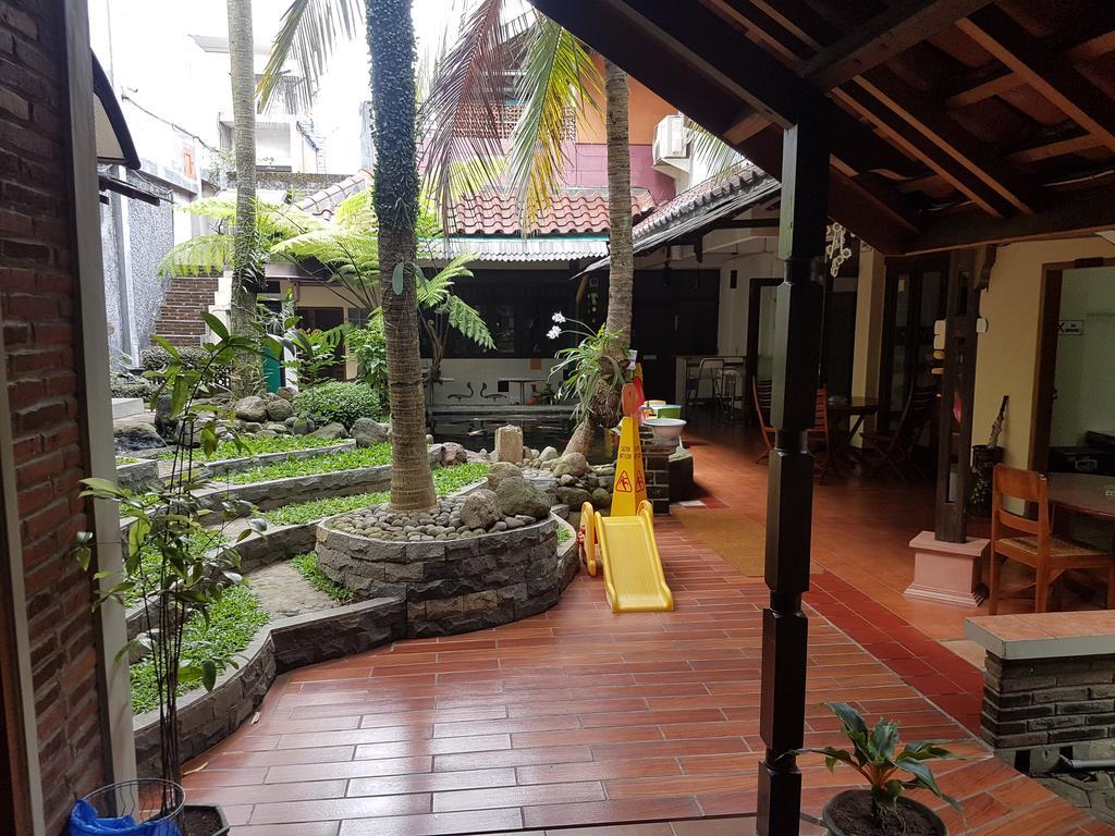 Peye Guesthouse Malang Exterior photo