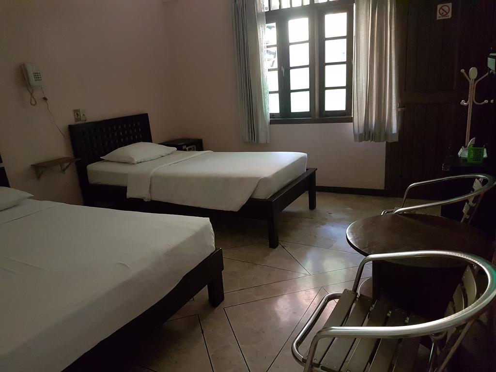 Peye Guesthouse Malang Exterior photo